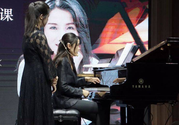 科技推动音乐教育创新，张希教授《古典主义时期钢琴奏鸣曲的演绎》公开课圆满成功