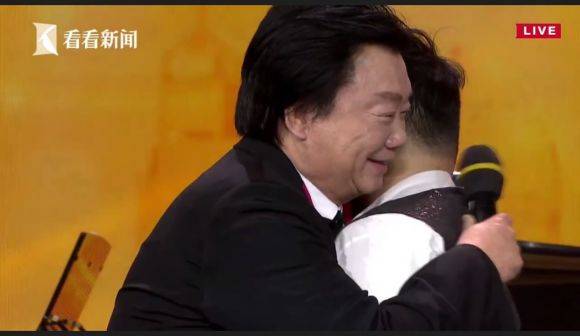 主持界泰斗叶惠贤力赞壹定发未来艺术家刘明康：“很难相信，这么悠扬的琴声出自一位自闭症少年的手里！”